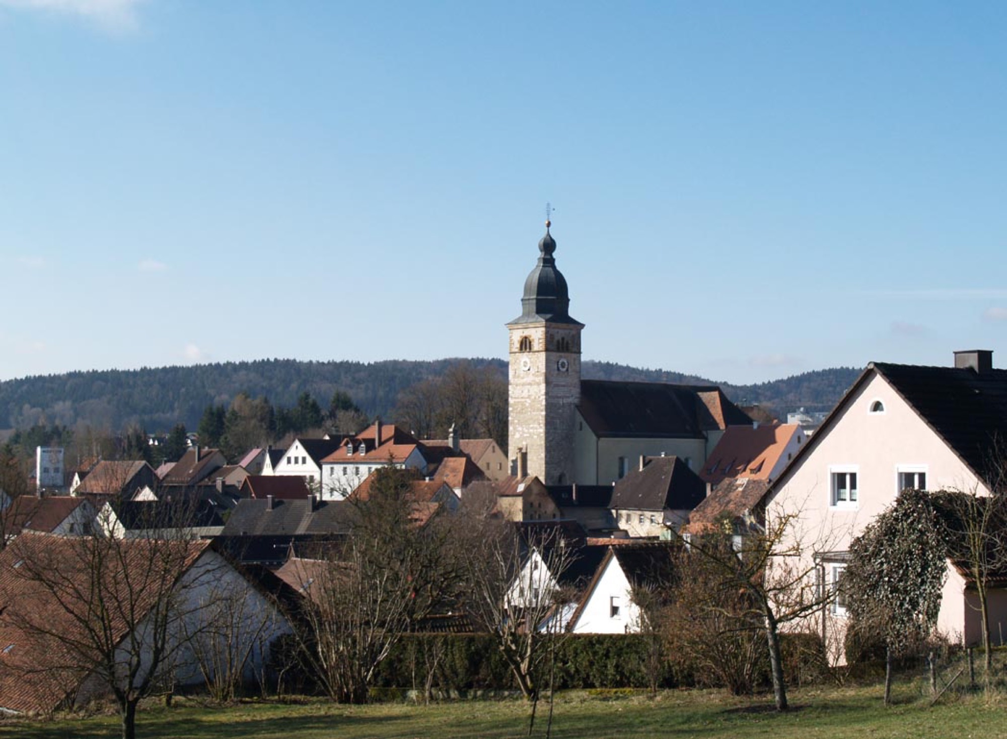 Lauterhofen in der Oberpfalz mit Kirche, eingebettet in Wald und Wiesen